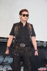 组图：陈晓东与辣妹贴身搂腰 当爸爸被亏会射