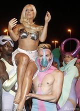 组图：Lady Gaga晒浴照仅穿丁字裤 手遮胸部秀S曲线