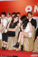 组图:JYP家族演唱会HIGH爆 miss A超短裙抢镜