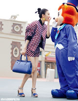 组图：景甜游乐园撒欢   扎丸子头青春无敌