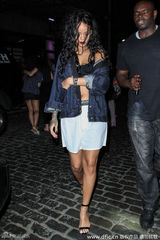 组图：蕾哈娜穿Bra深夜泡吧 秀性感半球露蛮腰