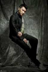 组图：贺刚复古写真大片来袭 坚毅自信气场强大