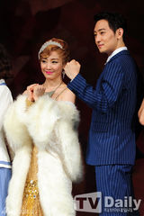 组图：《雨中曲》圭贤湿身放歌Sunny娇美可爱