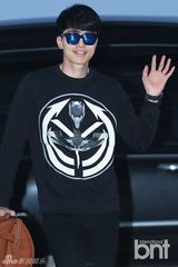 组图：韩星李栋旭现身机场 休闲装显帅气