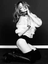 组图：林赛-罗韩写真露单乳 身材恢复烟不离手