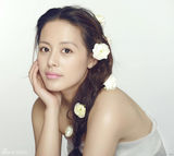 组图：王力可纯情大片 花朵造型尽显天真