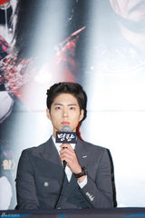 组图：崔岷植李贞贤亮相《鸣梁》试映会