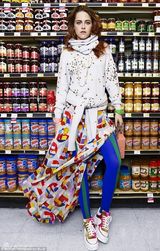 组图：暮光女斯图尔特开胸性感 变超市购物妹