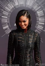 组图：模特夏奈尔-伊曼穿黑色包臀裙秀好身材