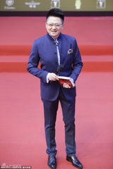 组图：上影节闭幕 主持人金炜蓝色西服整装待发