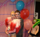 组图：粉丝福利！麦莉-赛勒斯后台让男粉丝摸胸