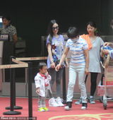 组图：李小璐携女儿现身机场 小馨儿萌态十足