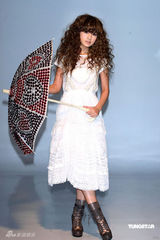 幻灯图集：杨丞琳长卷发似洋娃娃 白蕾丝裙可爱