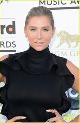 组图：钱妞典雅黑裙亮相 下体真空转身泄春光