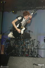 组图：八三夭开唱阿信站台 欲学谢和弦微博放料