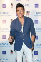 组图：谢婷婷一袭红裙出席酒会艳压全场