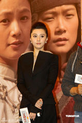 幻灯：《十月围城》上海亮相 李宇春称不介意吻戏 