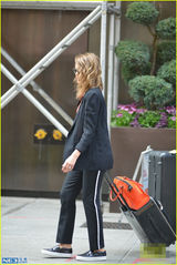 组图：阿尔芭穿衣失败 脚踩平底鞋双腿短小粗壮