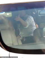 组图：倪妮车内换衣遭偷拍 手指狗仔怒表不满