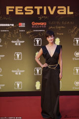 组图：上影节闭幕 张歆艺黑色深V礼服性感优雅