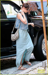 组图：海瑟薇宅女LOOK出街 小辫子俏皮可爱