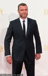 组图：列维-施瑞博尔正装亮相艾美红毯