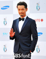 组图：胡歌亮相韩国颁奖礼 大胡子梳背头难认出