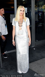 组图：格温-史蒂芬妮银装素裹现身艾美红毯