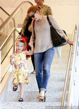 组图:艾米-亚当斯携女现身 萝莉长相甜美似妈妈