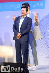 组图：赵寅成孔孝真深情对视 浪漫甜蜜