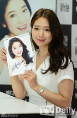 组图：朴信惠出席活动 众保镖护驾排场大