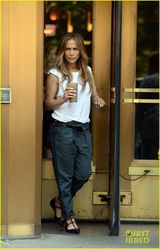 组图：詹妮弗-洛佩兹离婚后亮相 黑超难掩倦容