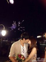 组图：秦昊向伊能静求婚 烟火下甜蜜接吻
