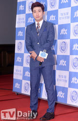 组图：韩星刘世允等出席《非高层会谈》发布会