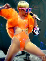 组图：裆下一线天！麦莉-赛勒斯高叉泳装撅臀开唱