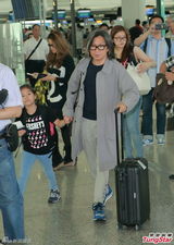 组图：吴君如赴美领奖 一家三口顺道旅行