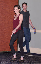 组图：暮光女与新欢日本吃寿司 疑抢劳伦斯男友