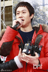 组图：《1994》垃圾哥郑宇献爱的抱抱笑容满分