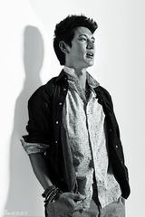 组图：蒲巴甲拍写真化身文艺范儿摄影师