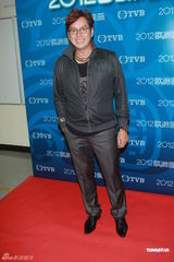 组图：谭咏麟为无线直播欧洲杯撑场