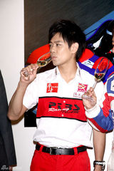 组图：林志颖将赴珠海赛车 想培养儿子当赛车手