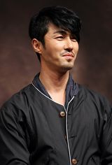 高清图：《到炮火中去》发布会 权相佑(权相宇)等出席