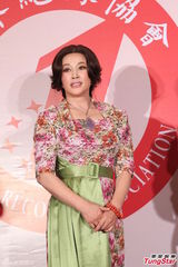 组图：刘晓庆话剧超百场破纪录 开怀大笑比V字