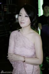 组图：杨钰莹加盟《星力量》 温柔点评嗲萌