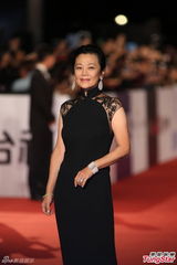 组图：张艾嘉黑色旗袍亮相红毯优雅干练