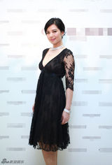 组图：钟楚红内地做代言 深V镂空蕾丝黑裙显优雅