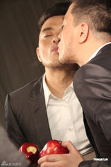 组图：黄耀明为演唱会拍激情短片 拥抱加激吻尺度大