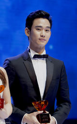 组图：金泰熙赴沪站台似公主 金秀贤正装笔挺