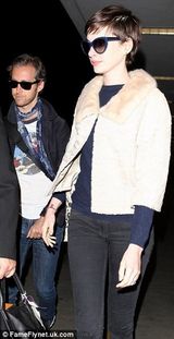 组图：安妮海瑟薇蜜月后现身机场 紧贴老公秀恩爱