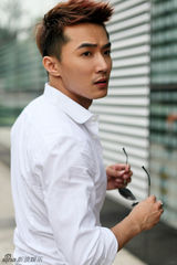 组图：元博街拍写真变身潮男帅气逼人